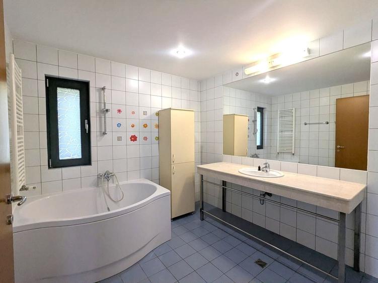 Apartament cu 5 camere decomandat în Capitale