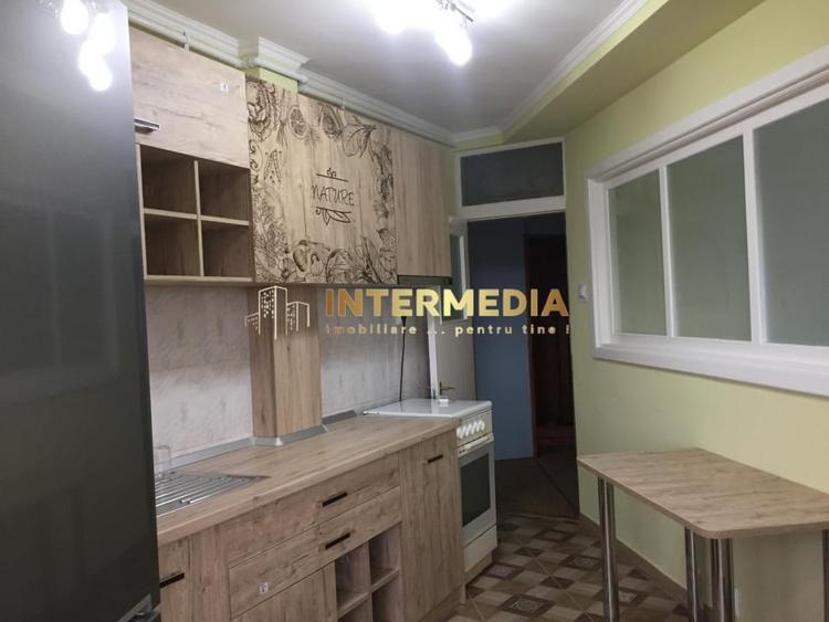 Apartament cu 4 camere decomandat în Cetate