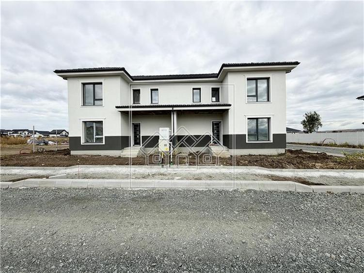 Duplex cu 5 camere cu Canalizare în Șura Mică