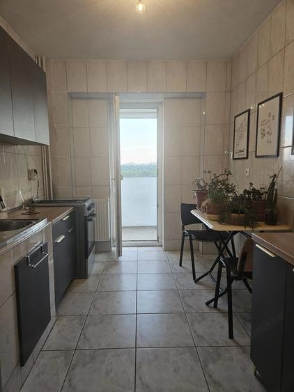 Apartament cu 3 camere semidecomandat în Tineretului