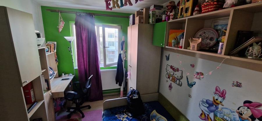 Apartament cu 3 camere semidecomandat, mobilat în Craiovița Nouă