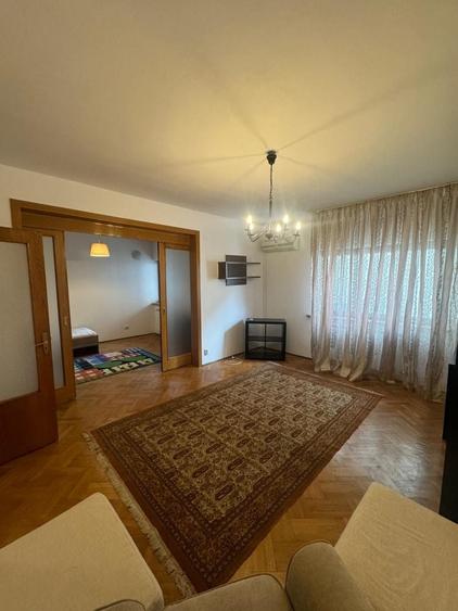 Apartament cu 3 camere decomandat în Victoriei