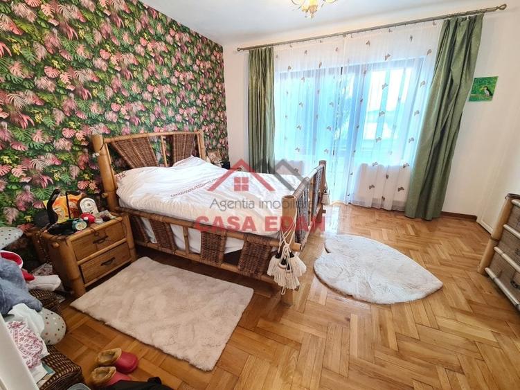 Casă individuală cu 7 camere cu Teren 304 Mp în Central