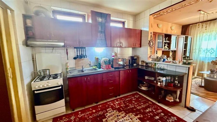 Casă cu 8 camere cu Teren 250 Mp în Păcurari