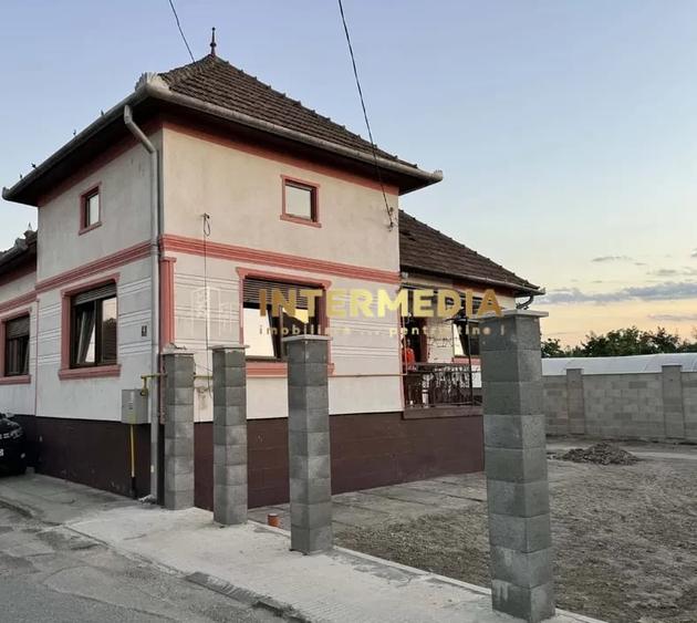 Casă individuală cu 4 camere cu Canalizare în Central