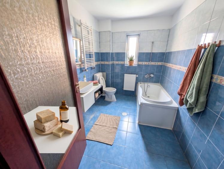 Casă individuală cu 7 camere cu Teren 500 Mp în Balotești