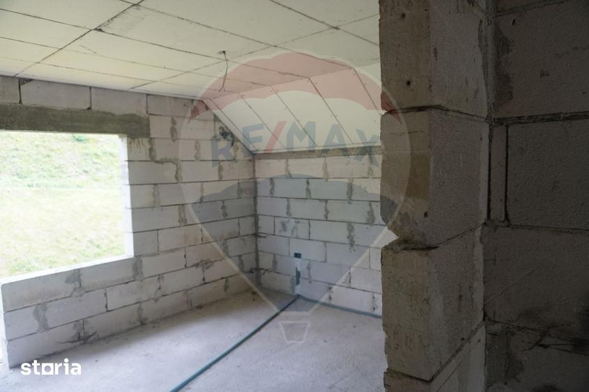 Casă cu 5 camere cu Teren 1640 Mp în Moisei