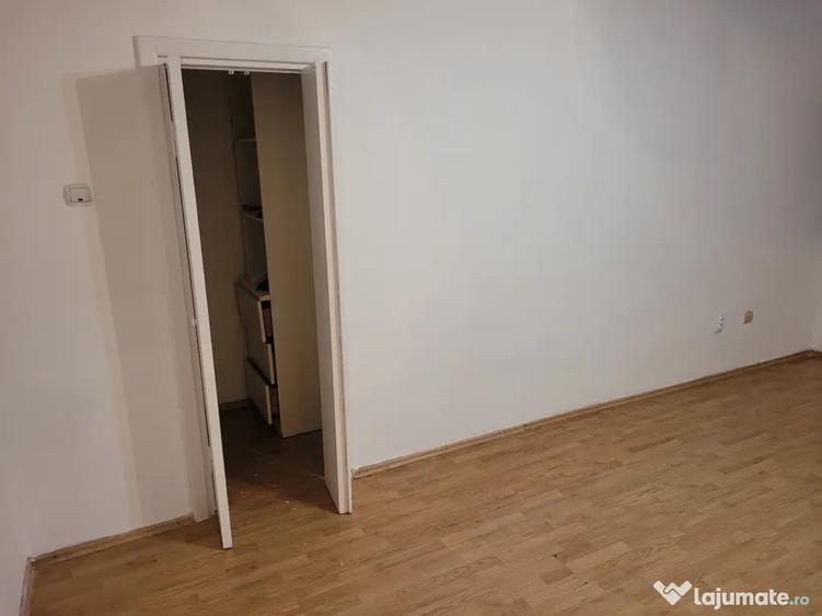 Garsonieră decomandată în Dimitrie Cantemir