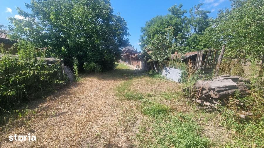 Casă cu 5 camere cu Teren 7928 Mp în Central