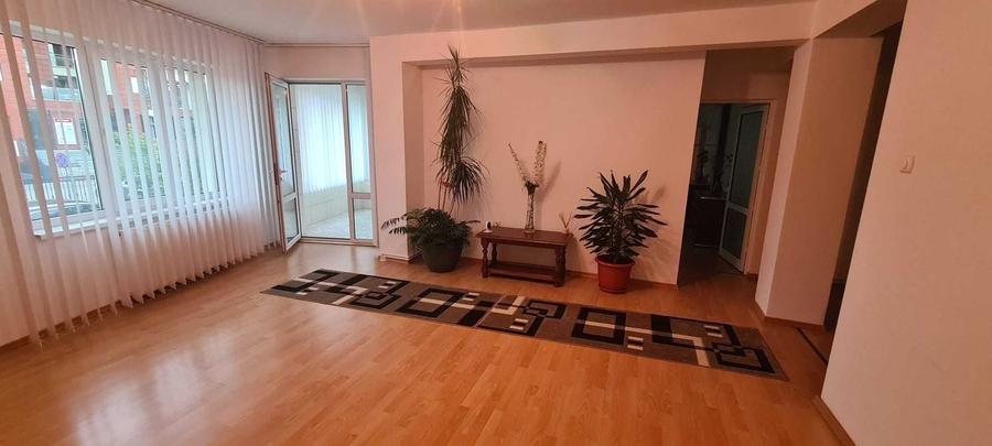 Apartament cu 3 camere decomandat în Sfântu Ilie