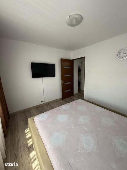 Apartament cu 3 camere decomandat în Craiovița Nouă