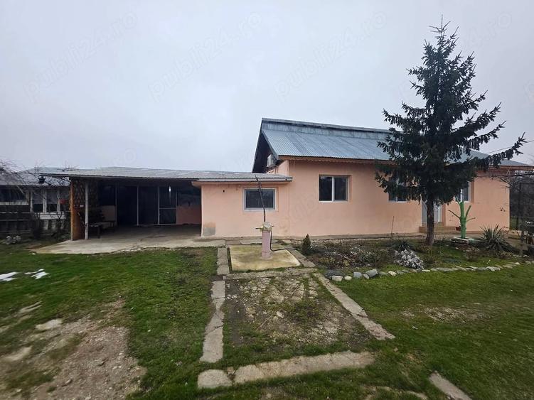 Casă cu 2 camere cu Teren 1000 Mp în Central