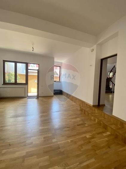 Casă individuală cu 8 camere cu Teren 300 Mp în Aviației