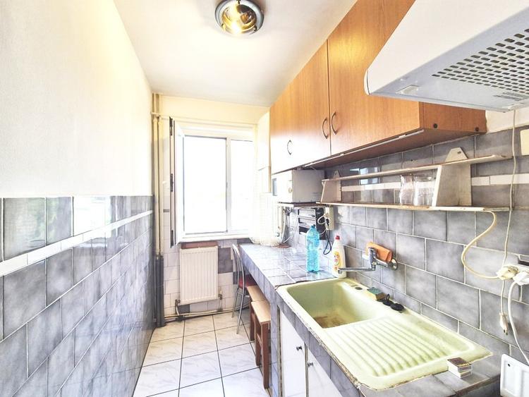 Apartament cu 3 camere semidecomandat în Craiovei