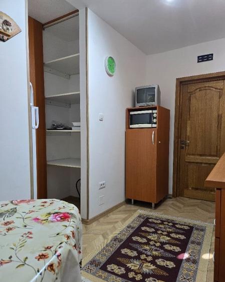 Apartament cu 3 camere semidecomandat, mobilat în 1 Mai