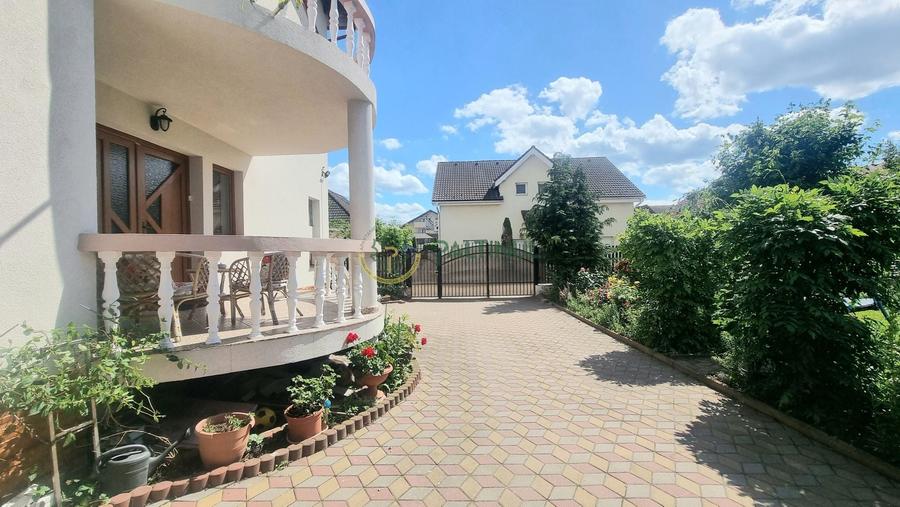 Casă individuală cu 8 camere cu Canalizare în Șelimbăr