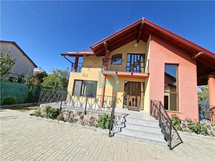 Casă individuală cu 4 camere cu Garaj în Cristian