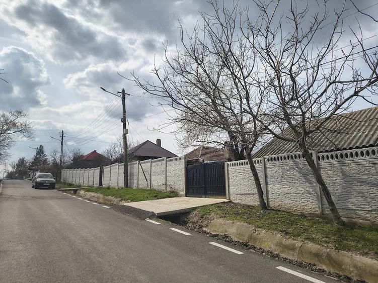 Casă cu 4 camere cu Teren 2500 Mp în Central