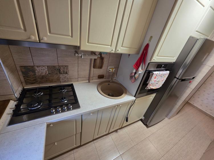 Apartament cu 3 camere semidecomandat în Giurgiului