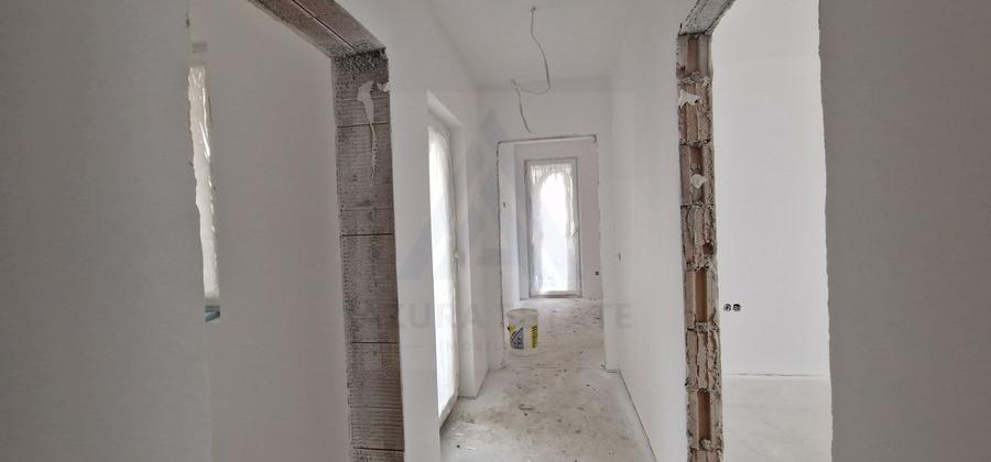 Duplex cu 4 camere cu Canalizare în Exterior Sud