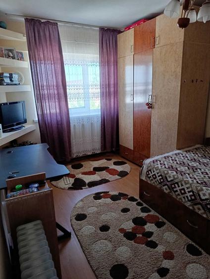 Inchiriez apartament 2 camere, decomandat, cartier Zamca ( in spatele Colegiului Mihai Eminescu ). - 1