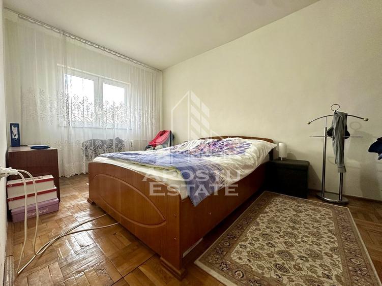 Apartament cu 3 camere semidecomandat, mobilat în Girocului