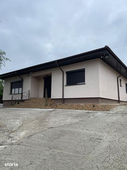 Casă cu 4 camere cu Teren 713 Mp în Tomești