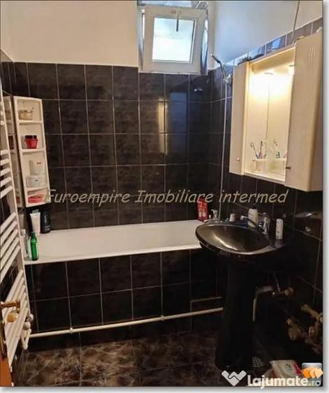 Apartament cu 3 camere semidecomandat în Abator