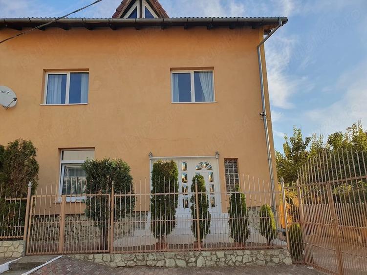 Casă cu 5 camere cu Teren 240 Mp în Central