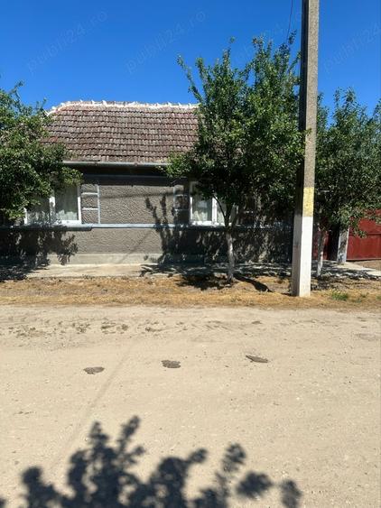 Casă cu 5 camere cu Teren 2500 Mp în Tăut