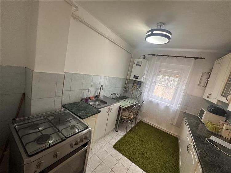 Apartament cu 3 camere semidecomandat, mobilat în Girocului