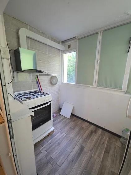 Apartament cu 4 camere semidecomandat în Berceni