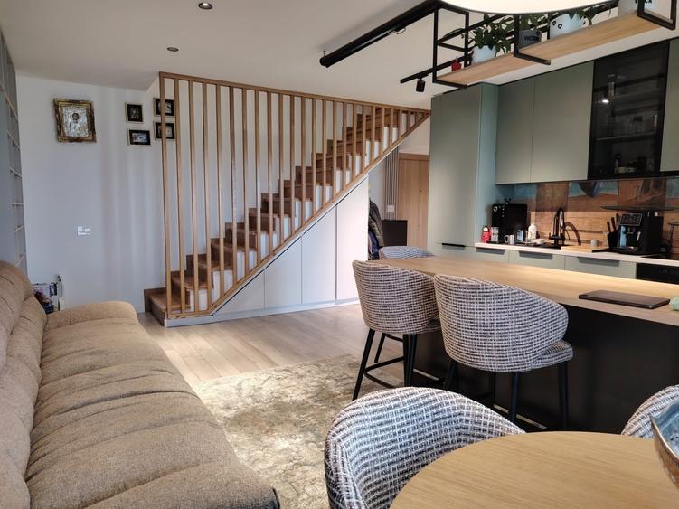 Apartament cu 5 camere decomandat, mobilat în P-ta Presei Libere