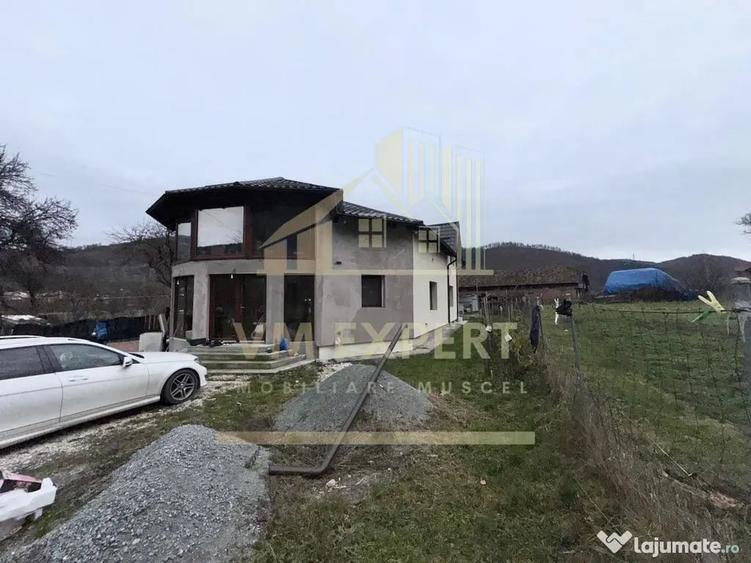 Casă cu 5 camere cu Teren 1362 Mp în Dragoslavele