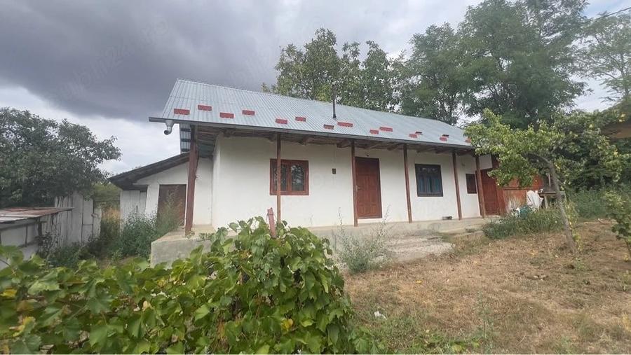 Casă cu 2 camere cu Teren 2000 Mp în Râșnița