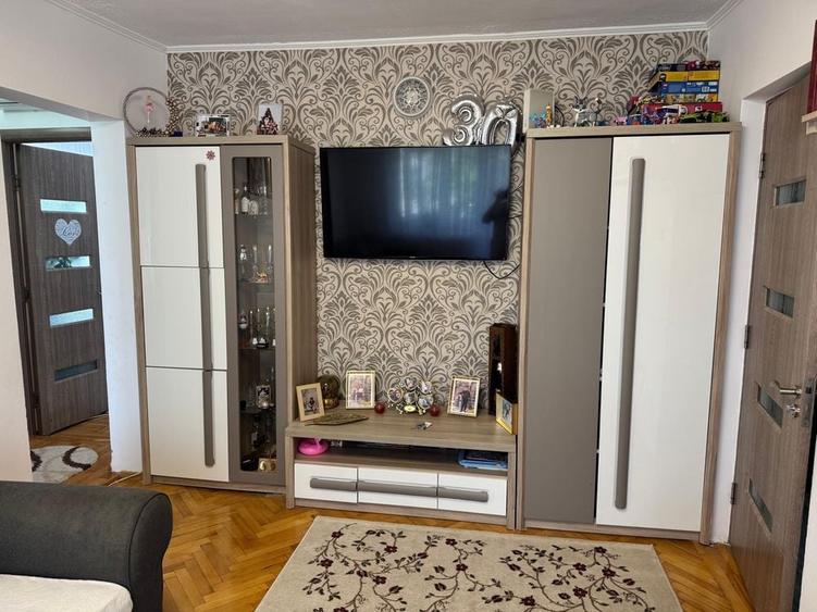 Apartament cu 3 camere semidecomandat în Micro 6
