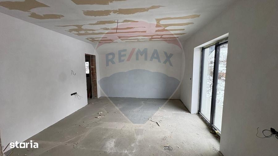Casă cu 6 camere cu Teren 822 Mp în Central