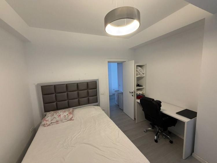 Apartament cu 3 camere semidecomandat, mobilat în Calea Severinului