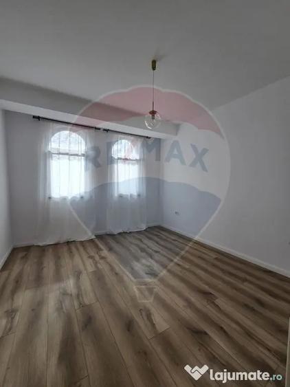Casă cu 5 camere cu Teren 300 Mp în Ferme