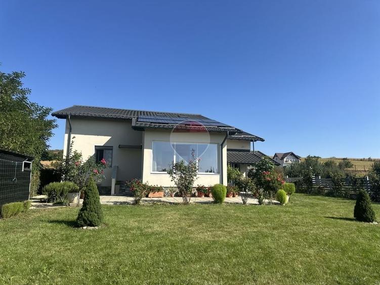 Casă individuală cu 7 camere cu Teren 1549 Mp în Izvoare (Dumbrava Roșie)
