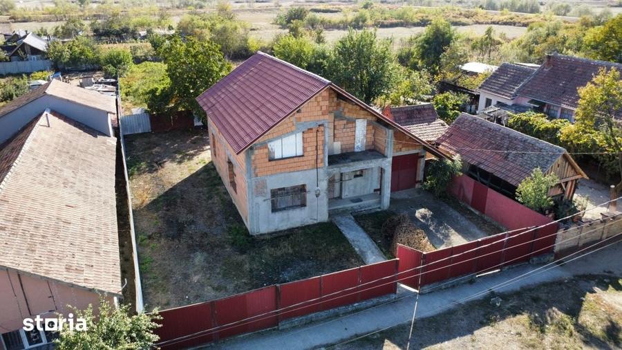 Casă cu 5 camere cu Teren 1324 Mp în Sacoșu Turcesc