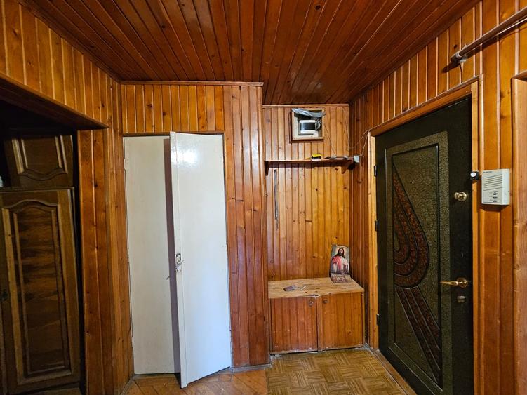 Apartament cu 3 camere decomandat, mobilat în Lipovei