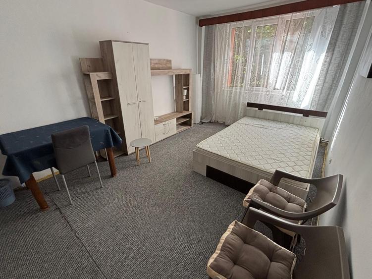 Grivitei decomandat parter/8 mobilat+utilat 300 euro - 1