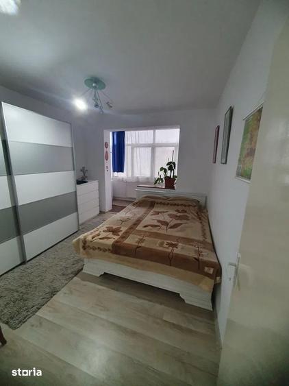 Apartament cu 4 camere semidecomandat în Săsar