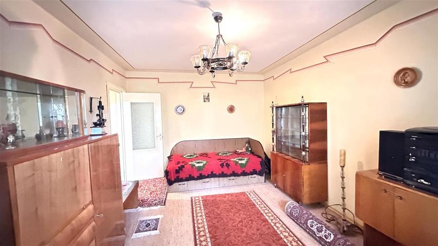 Apartament cu 3 camere decomandat în Astra