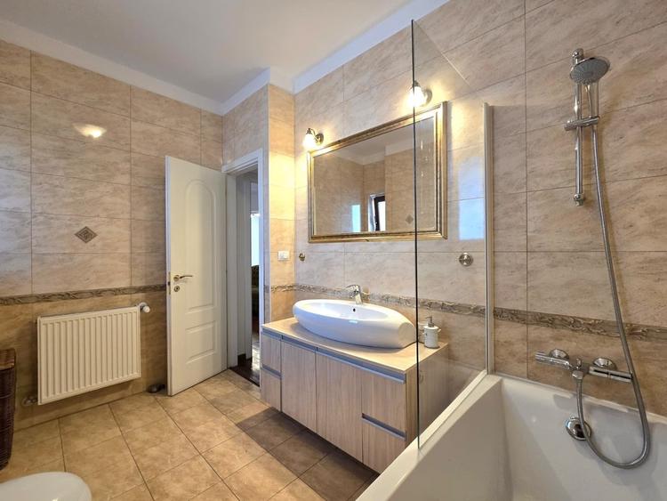 Apartament cu 5 camere în Aviatorilor