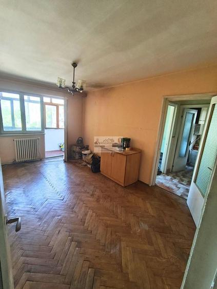 Apartament cu 4 camere decomandat în Est