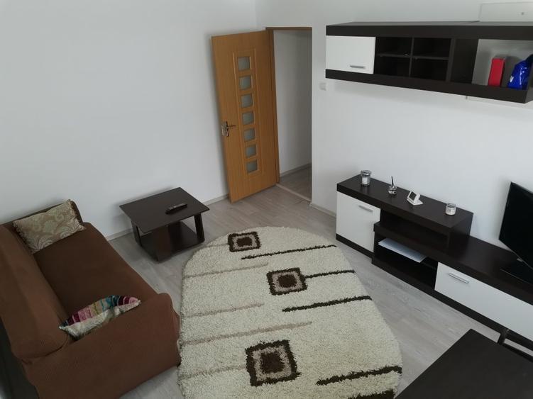 Apartament cu 3 camere semidecomandat, mobilat în Tomis Nord