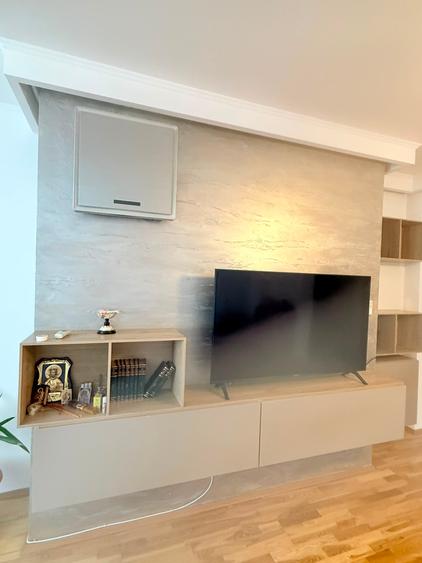 Apartament cu 4 camere semidecomandat, mobilat în Băneasa