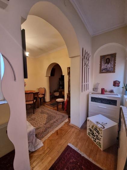 Apartament cu 3 camere semidecomandat în Teiul Doamnei